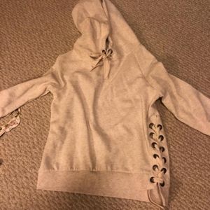 Hooded sweatshirt with ribbon
